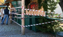 Un marché de Noël partiellement fermé à Salzburg (Autriche), le 21 novembre 2021, à la veille du confinement du pays 