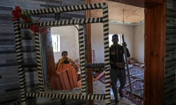 Des Palestiniens inspectent leur maison endommagée à Rafah, dans le sud de la bande de Gaza, le 14 mai 2023, dans les territoires palestiniens