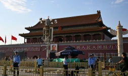 Des policiers montent la garde avant un défilé militaire commémorant le 80e anniversaire de la victoire sur le Japon et la fin de la Seconde Guerre mondiale, sur la place Tiananmen à Pékin, le 1er septembre 2025