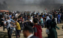 Heurts entre manifestants palestiniens et soldats israéliens dans la bande de gaza, le long de la frontière israélienne le 27 avril 2018