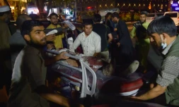 Evacuation de personnes blessées après les explosions près de l'aéroport de Kaboul, le 26 août 2021