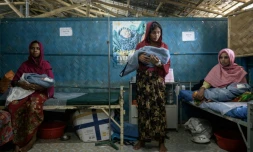 Les réfugiés rohingya Fatena Khatun (g), 20 ans, Zarina Begum (c), 20 ans et Latifa Begum (d), 30 ans, avec leurs bébés nés quelques heures auparavant le 14 août 2018 dans une maternité gérée par une ONG dans le camp de réfugiés de Kutupalong près de Cox's Bazar