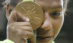 La judoka Rafaela Silva pose avec sa médaille d'or aprÚs son succÚs en moins de 57 kg, aux JO à Rio, le 8 août 2016