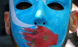 Sur cette photo d'archive prise le 5 février 2019, des personnes manifestent lors d'un rassemblement ouïghour devant la mission américaine auprÚs des Nations unies, pour encourager le département d'Etat à lutter pour la liberté de la population ouïghoure à majorité musulmane