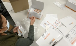 Un employé assemble des kits d'autotests antigènes rapides pour détecter le Covid-19 au sein de la société Biosynex, à Illkirch-Graffenstaden, dans l'est de la France, le 29 décembre 2021