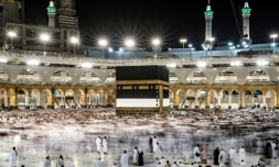 Des pèlerins priant autour de la Kaaba dans la Grande Mosquée de La Mecque pour le hajj en Arabie saoudite, le 6 juillet 2022