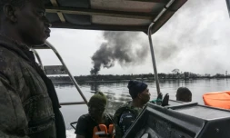 Des soldats nigérians à la recherche de raffineries illégales à Port Harcourt, au Nigeria, le 19 avril 2017 