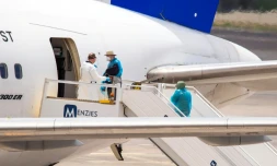 Des passagers canadiens montent à bord d’un avion à l’aéroport de Tenerife après avoir été évacués du navire de croisière MV Hondius, dans l’archipel espagnol des Canaries, le 10 mai 2026