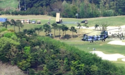 L'installation d'un bouclier antimissiles américain Thaad (c) sur un ancien terrain de golf, le 26 avril 2017 à Seongju, en Corée du Sud