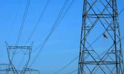 Un technicien de RTE (Réseau de Transport d'Electricite) lors d'une intervention sur une ligne à très haute tension à Aix-en-Provence, le 16 février 2017