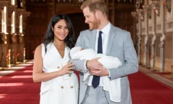 Le Prince Harry, et son épouse Meghan Markle présentent leur fils dans les couloirs de Saint George's Hall, au palais de Windsor, le 8 mai 2019
