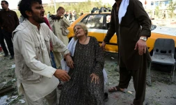 Des Afghans à la recherche de proches aprÚs un attentat à la voiture à Kaboul, le 22 août 2015