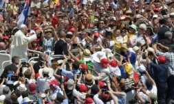 Le Pape François salue les fidèles rassemblés place Saint-Pierre à Rome pour la messe de la Pentecôte