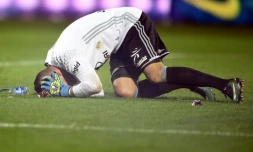 Le gardien de Lyon Anthony Lopes, touché par un pétard au stade Saint-Symphorien, le 3 décembre 2016