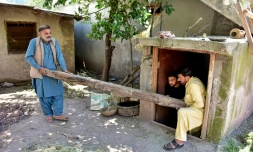 Des habitants nettoient et préparent un bunker souterrain prÚs de leurs maisons dans le village de Chakothi, au Cachemire sous administration pakistanaise, prÚs de la ligne de contrÎle (LoC), le 27 avril 2025
