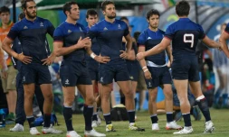 La déception de joueurs de l'équipe de France de rugby à 7 aprÚs leur défaite face au Japon en quart de finale aux JO, le 10 août 2016 à Rio