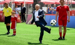 Le président russe Vladimir Poutine participe à un match de football sur la Place Rouge à Moscou, le 28 juin 2018