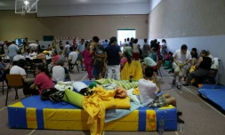Des habitants évacués après un violent incendie ont trouvbé refuge à Villamanta, à l'ouest de Madrid, le 24 juillet 2026