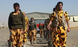 Des partisans houthis et des militiens lors d'un rassemblement contre la coalition arabe à Sanaa le 14 décembre 2015