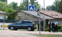 Des gendarmes bloquent une route menant à la maison où un homme a tué cinq personnes avant d'être abattu par le GIGN, le 20 juillet 2022 à Douvres, dans l'Ain