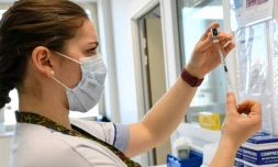 Dans un centre de vaccination contre le Covid-19 à l'hÎpital militaire Bégin à Saint-Mandé, prÚs de Paris, le 7 mars 2021