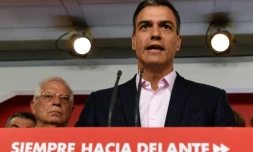 Le Premier ministre socialiste espagnol, Pedro Sanchez (C) lors d'une conférence de presse avec le ministre des Affaires étrangÚres Josep Borrell (G) à Madrid le 26 mai 2019