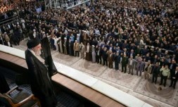 Une photo fournie par le bureau du guide suprême iranien, l'ayatollah Ali Khamenei, le montre saluant les fidèles et responsables à l'occasion du 36e anniversaire de la mort de l'ayatollah Ruhollah Khomeiny, à Téhéran le 4 juin 2025