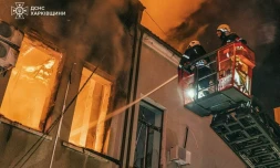 Dans cette photo fournie par les services d'urgenence ukrainiens, des pompiers éteignent un incendie dans un immeuble civile après une frappe russe dans la région de Vinnytsya dans la nuit de 15 au 16 juillet. 

