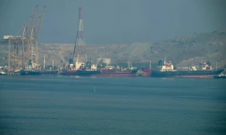 Des pétroliers au terminal à conteneurs de Khor Fakkan, le long du détroit d'Ormuz, le 23 juin 2025 aux Emirats arabes unis