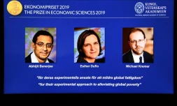 Capture d'écran montrant les trois lauréats du Nobel d'économie 2019, Esther Duflo, Abhijit Banerjee et Michael Kremer, à Stockholm (Suède) le 14 octobre 2019.