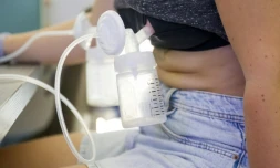 Une donneuse bénévole de lait maternel pour la banque de lait à la maternité du CHRU de Nancy utilise un tire-lait à Hettange-Grande, le 9 juillet 2026 en Meurthe-et-Moselle