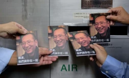 Des manifestants se préparent à poster des cartes-postales pour le Prix Nobel chinois Liu Xiaobo, devant un bureau de poste de Hong Kong, le 5 juillet 2017