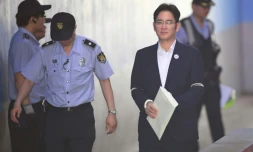 Lee Jae-Yong, vice-président de Samsung Electronics, escorté par des gardes, se rend au tribunal à Séoul, le 2 août 2017