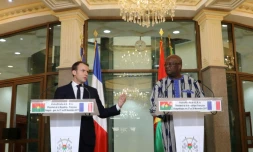 Le président français Emmanuel Macron (g) et son homologue burkinabè Roch Marc Christian Kaboré (d), le 28 novembre 2017 à Ouagadougou