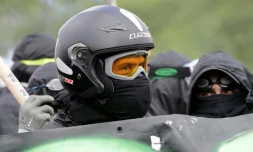 Un manifestant vĂȘtu de noir dĂ©file en marge du cortĂšge syndical du 1er mai 2018 Ă Paris