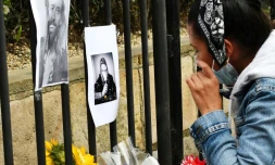 Une fan rend hommage Ă Taylor Hawkins devant l'hĂŽtel oĂč il est mort Ă Bogota, le 26 mars 2022