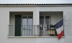 Le drapeau français sur un balcon à La Rochelle le 27 novembre 2015 pendant l'hommage national aux 130 morts des attentats du 13 novembre à Paris