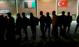 Des personnes patientent à l'aéroport de Kaboul le 17 août 2021 avant d'embarquer dans un avion militaire français