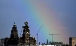 Le port anglais de Liverpool, ici paré d'un arc-en-ciel le 6 mars 2019, sort de la liste du patrimoine mondial de l'Unesco en raison d'un surdéveloppement