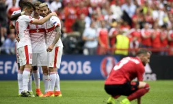 Les joueurs suisses (g) se congratulent après leur victoire face à l'Albanie lors de l'Euro au stade Bollaert, le 11 juin 2016