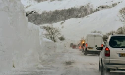 Sur une route des Alpes françaises aprÚs une avalanche de neige, le 12 janvier 2018 entre Bonneval-sur-Arc et Bessans