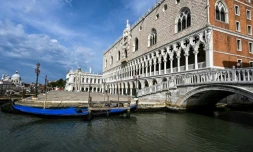 Une gondole le 13 mai 2020 amarrée au Ponte della Paglia, avec en arriÚre plan le Palais des Doges, à Venise
