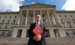 Le nouveau Premier ministre britannique Keir Starmer devant le bùtiment de l'Assemblée nord-irlandaise, le 8 juillet 2024 à Stormont