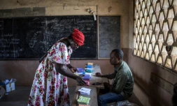 Une électrice camerounaise dans un bureau de vote à Yaoundé, le 12 octobre 2025
