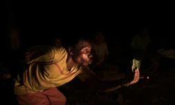 Un guérisseur traditionnel, appelé Ganga chez les pygmées, montre aux plus jeunes comment soigner, à Bayanga, en Afrique centrale, le 13 mars 2020