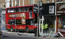 Des secouristes sur les lieux de l'accident où un bus s'est encastré dans la façade d'un cuisiniste à Londres, le 10 août 2017