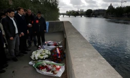 Emmanuel Macron est venu fleurir lundi 1er mai 2017 au matin à Paris la plaque en mémoire de Brahim Bouarram, un jeune Marocain poussé dans la Seine par des militants proches de l'extrême-droite en 1995