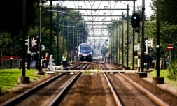 Des secours sur le lieu de l'accident entre un train et un triporteur qui a coûté la vie à quatre enfants sur le chemin de l'école, à Oss, le 20 septembre 2018