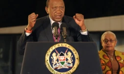 Le président du Kenya Uhuru Kenyatta (G) lors d'un discours après les élections le 11 août 2017 à Nairobi