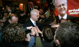 Lionel Jospin quitte son QG de campagne, le 21 avril 2002 à Paris